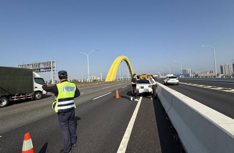 名車快官交流道突故障｜暖警即時救援化險為夷