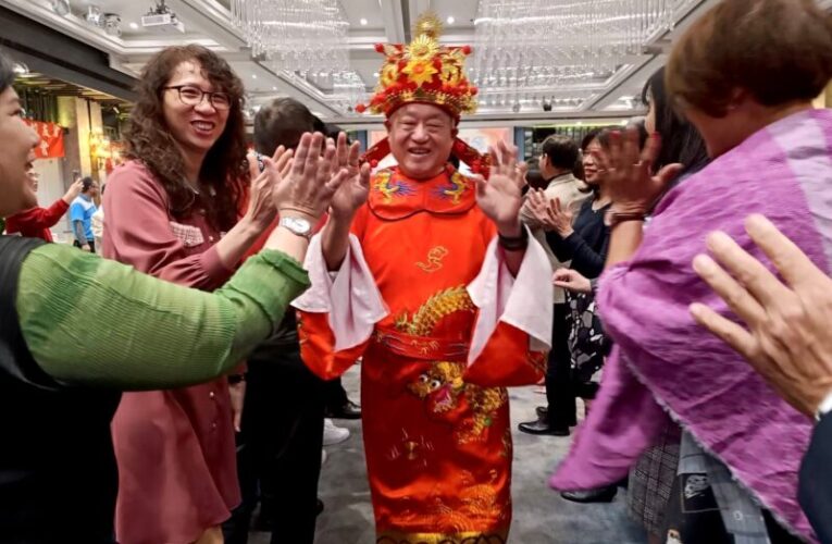 正修校友會43屆新春團拜 龔瑞璋校長 林總會長扮財神爺喜氣洋洋