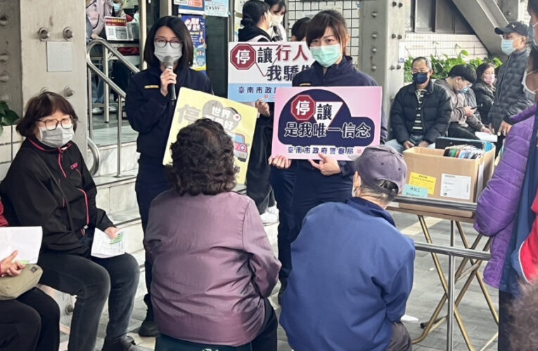 增購流感疫苗開打！南警藉排隊人潮宣導長者交安及反詐騙