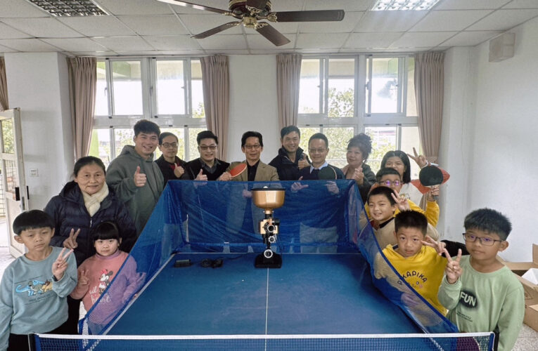 中山國小桌球校隊以球傳愛「愛在滾動」2.0送發球機至城郊學校