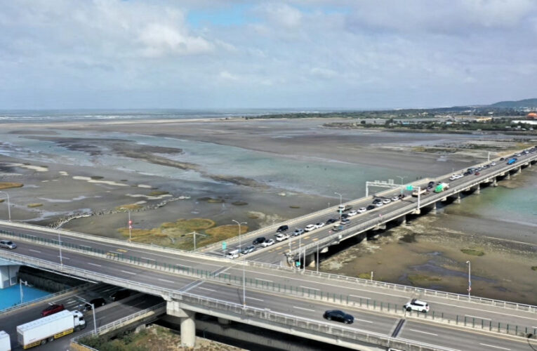 228連續假期　公路局北分局預估首日台61線竹港大橋南下壅塞車潮