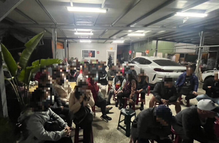 天九賭場藏田寮山區工寮    雄警逮43名賭客查扣16萬賭資