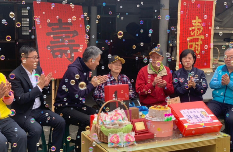 花蓮榮服處齊祝百歲剃頭師紀壽！榮民樓能橋笑看人生