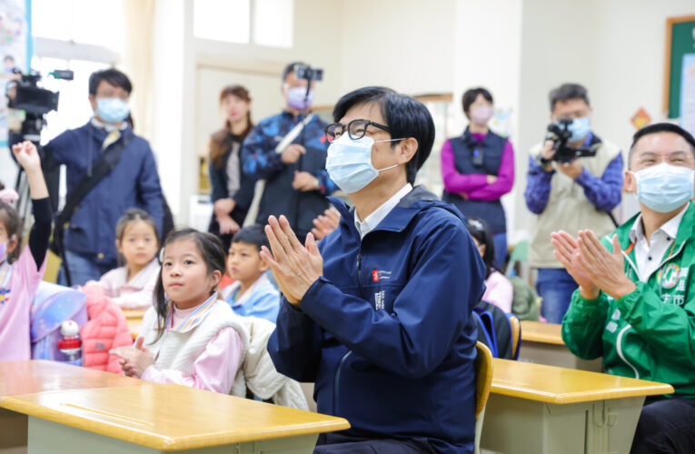 開學首日視察校園防疫整備情形 陳其邁：落實個人防護措施 勤洗手、戴口罩降低傳染風險