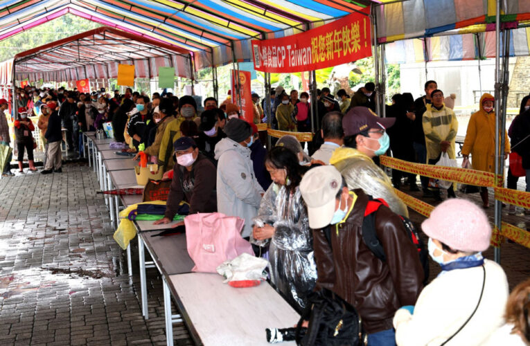 紫南宮吃丁酒 春雨擋不住信眾排隊人潮