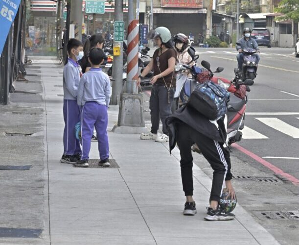 高市楠梓樂群路人行道翻新 提升社區通行品質