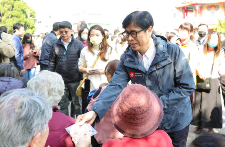 陳其邁至阿蓮、田寮發送蛇年開運小紅包 現場氣氛熱鬧又溫馨