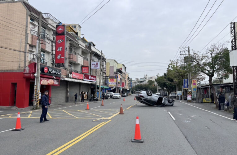 路邊車輛遭撞   岡山分局:駕駛應注意車前狀況