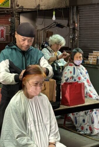 溫馨老人公益義剪活動 內惟市場散播歡樂散播愛