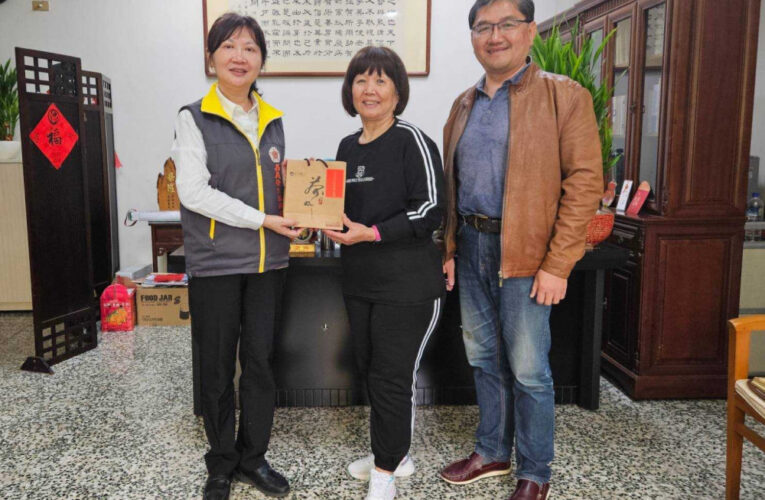 嘉義榮服處感謝二丫頭涼麵愛心捐款 助榮民遺孤安心就學