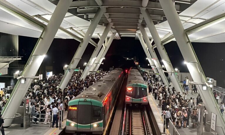 魔力紅演唱會開唱  高雄捷運提供加班車疏運並首辦行李寄放服務