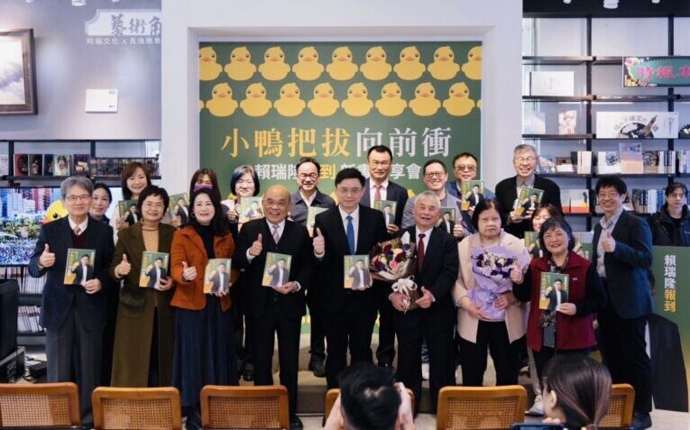 賴瑞隆《小鴨把拔向前衝》新書發布 陳建仁、蘇貞昌與多位嘉賓到場感動力挺