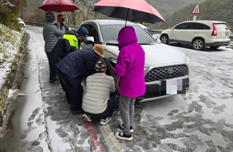 寒流襲台！台7甲線高山路段結冰，勝光派出所員警化身「雪鏈天使」守護用路人安全