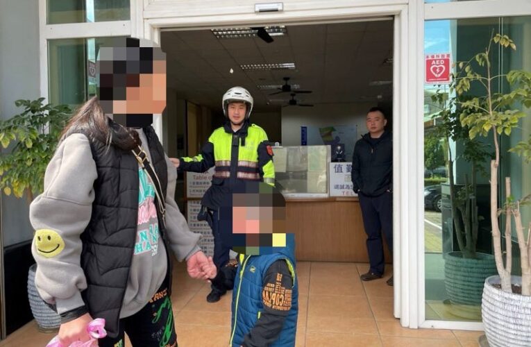 頑童除夕市場走失  熱心茄警助返家