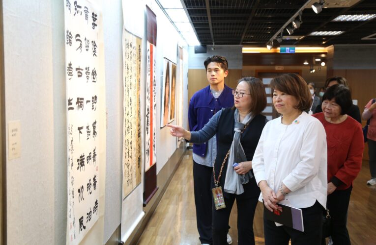 邁入44年！嘉義市文藝作家協會聯展　黃敏惠盛讚會員創作風采