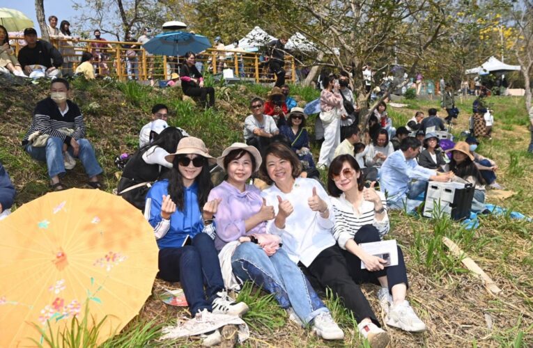 嘉義的「風鈴野餐音樂市集」  吸引人群前往春暖花開