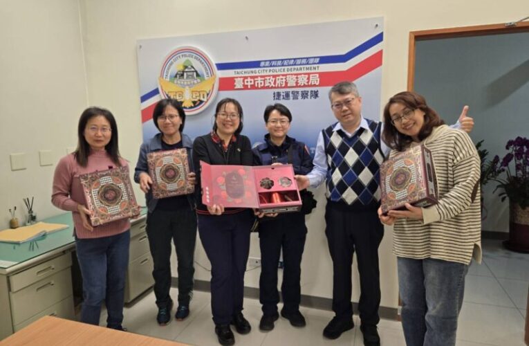 中捷警察隊慶祝婦女節 暖心送玫瑰咖啡給最美「女王」