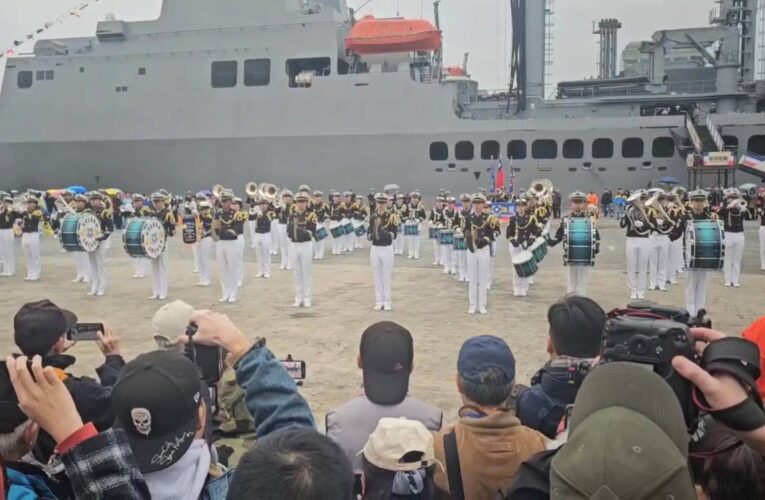 海軍敦睦艦隊抵基 不畏寒風排隊參觀