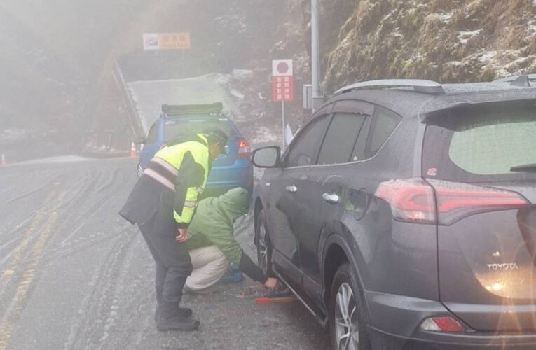 合歡山突降三月雪  民眾措手不及仁愛警速救援