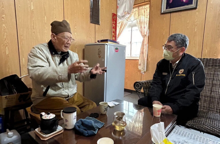臺東榮服處訪視獨居高齡長者寒暄問暖