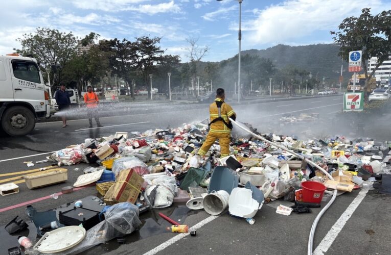 垃圾車突冒煙 環保局急喊：這5類地雷物別亂丟