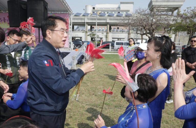 台南市長黃偉哲出席2025國際婦女節活動 致贈火鶴花感謝女性朋友的付出奉獻