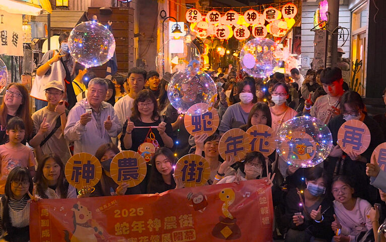 南臺科大USR點亮神農街元宵燈展圓滿達陣！15萬人次共賞璀璨花燈