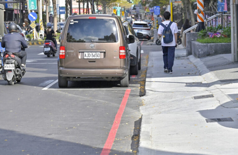 鳳山文衡路人行道翻新 提升通行舒適度