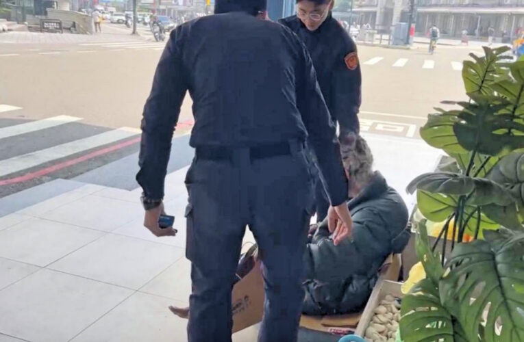 關懷街友不間斷！　竹市警遞出「橄欖枝」化解街友抗拒安全送醫