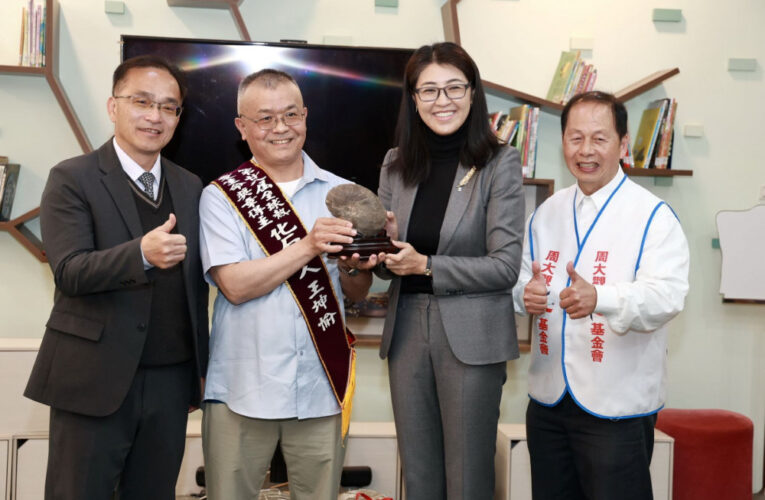 化石傳奇在南投 退休教師王坤愉榮獲全球熱愛生命獎章