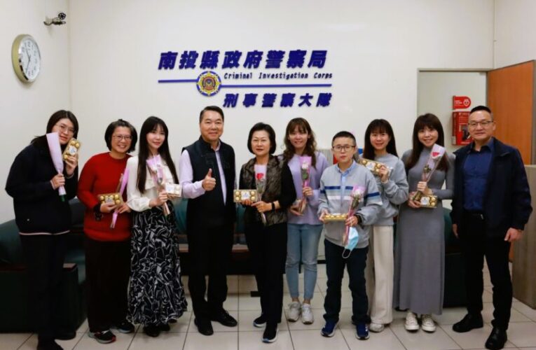 南投縣警察局歡慶婦女節 局長親送鮮花巧克力