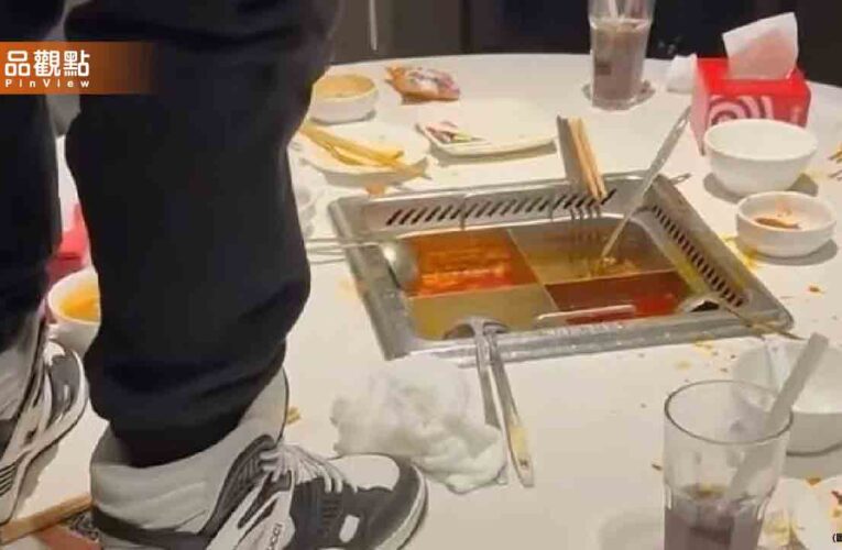 超扯！男顧客站在海底撈桌上「脫褲撒尿」業者氣炸報警