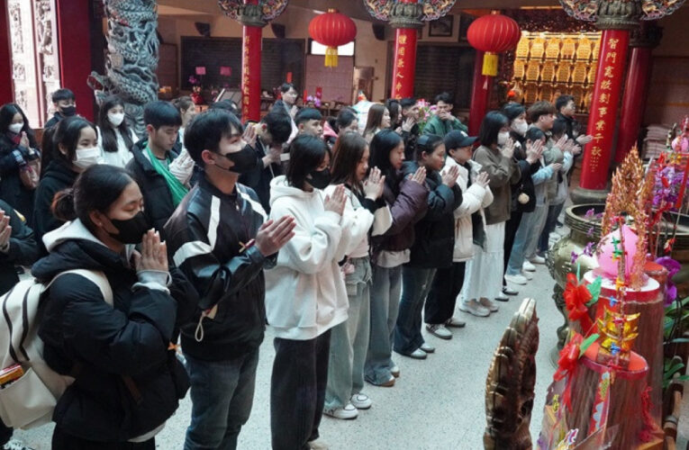 每日苦讀中文盼一圓留台夢!　中華大學越籍生赴文昌廟祈求考試順利