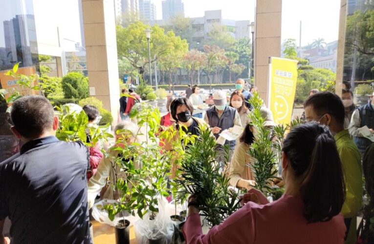 在植樹節種下綠色希望 高雄農業局22800株樹苗免費送市民