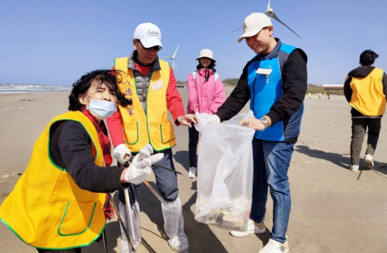 八德榮家青銀淨灘愛地球　住民長輩攜手替代役男齊心保護海洋永續