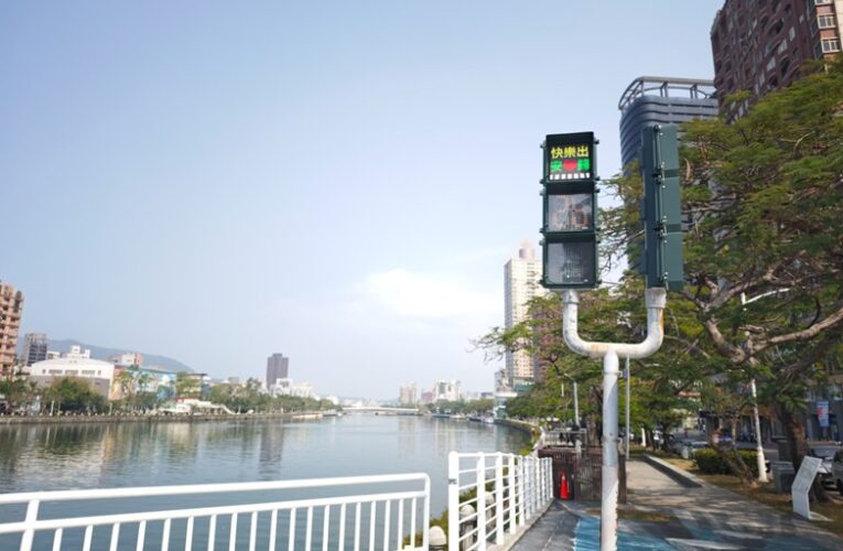 「高雄熊」及「台鋼雄鷹」化身行人燈 助攻高雄交安宣導