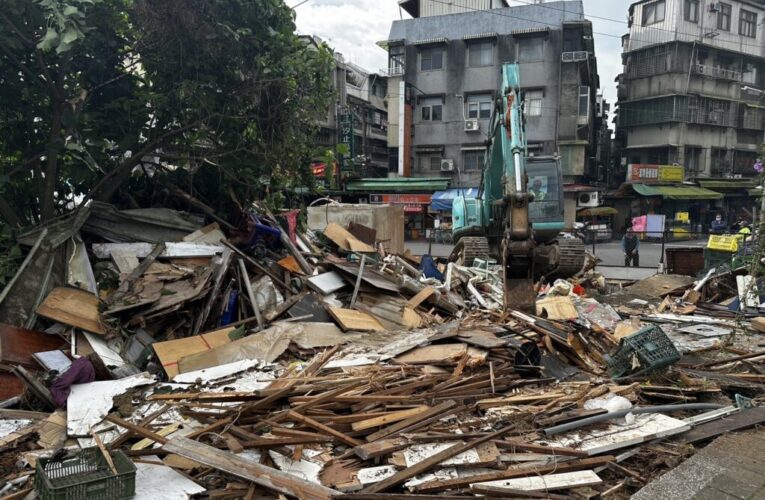 工務局鐵腕拆除占用國有地違建 拓寬道路提供停車格