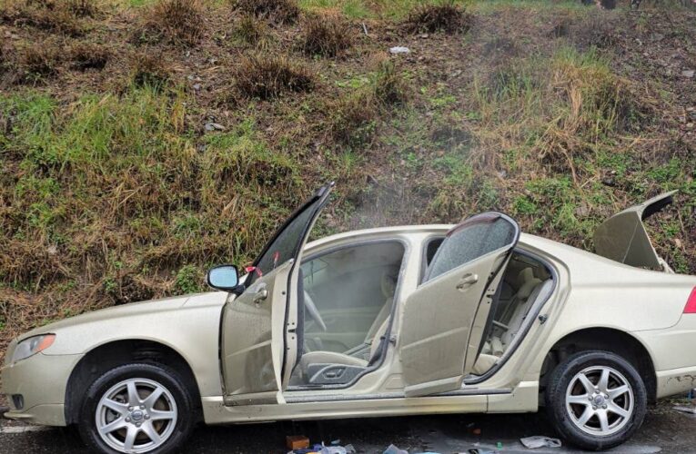 賞櫻季節駕駛注意 山路自小客車自撞冒煙引發安全警示