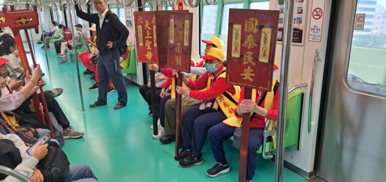 中市烏日「六房媽」搭捷運出巡民眾稱奇 捷警全程護送