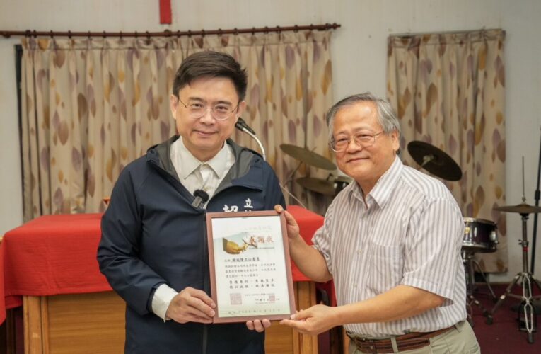 賴瑞隆訪六龜山地育幼院 送黃色小鴨陪孩子勇敢追夢