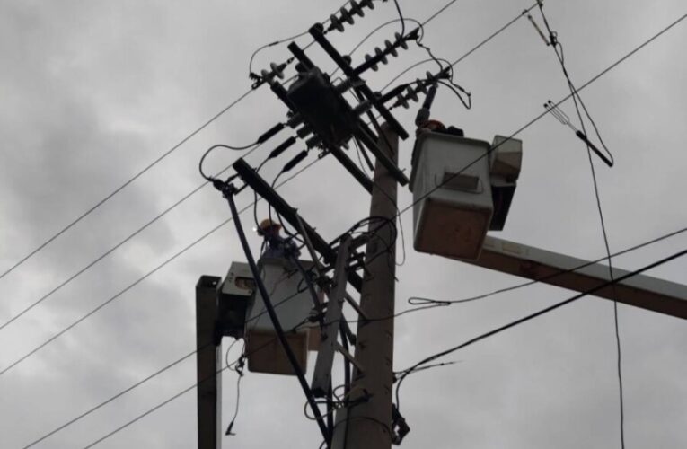 全台各地豪大雨致停電、壓降 台電同仁連夜冒雨搶修、加速復電