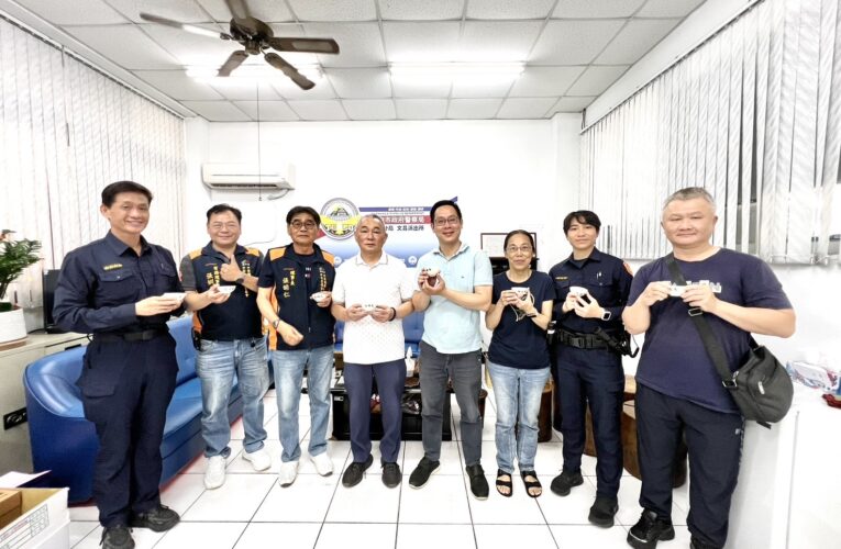 平安福德祠致贈客製化茶杯 感謝文昌派出所同仁辛勞付出