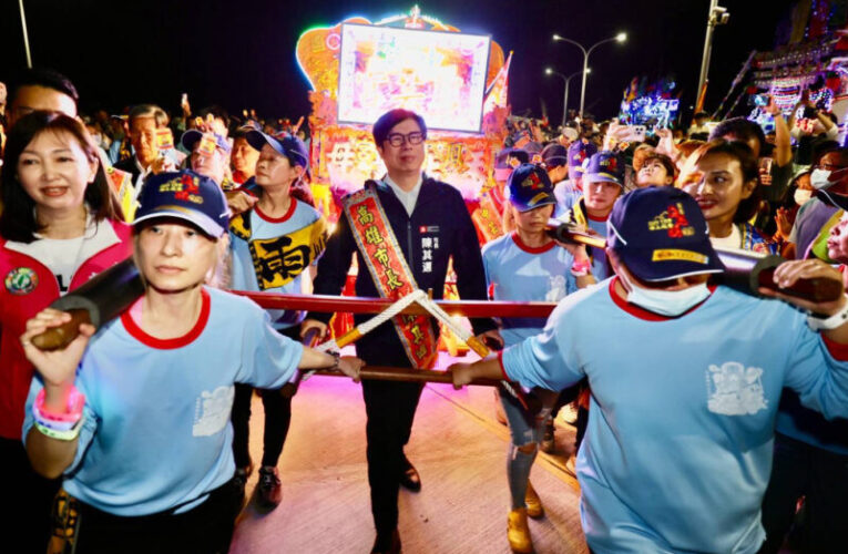 鳳芸宮媽祖海巡回鑾   陳其邁扶轎祈福民眾排隊領壓轎金