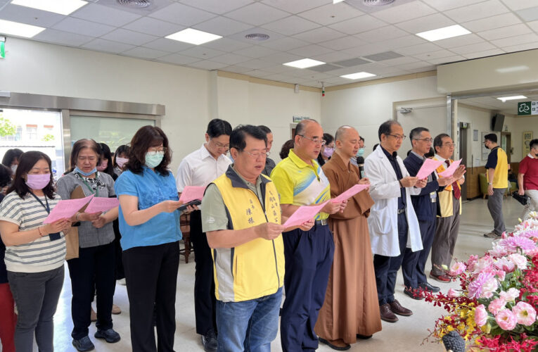 市立岡山醫院浴佛節祈福 于慶龍院長帶領醫護同仁潔淨身心