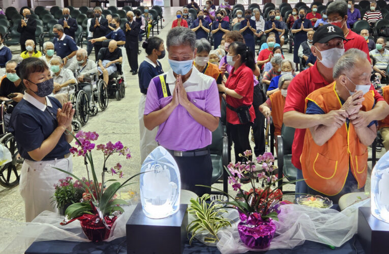 彰化榮家與住民長者一同浴佛 開啟人人心中善念