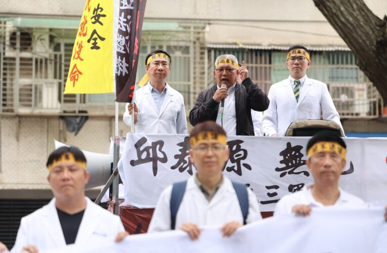 快閃衛福部抗議放寬中藥販售　藥師公會送龍袍諷部長擅改法令