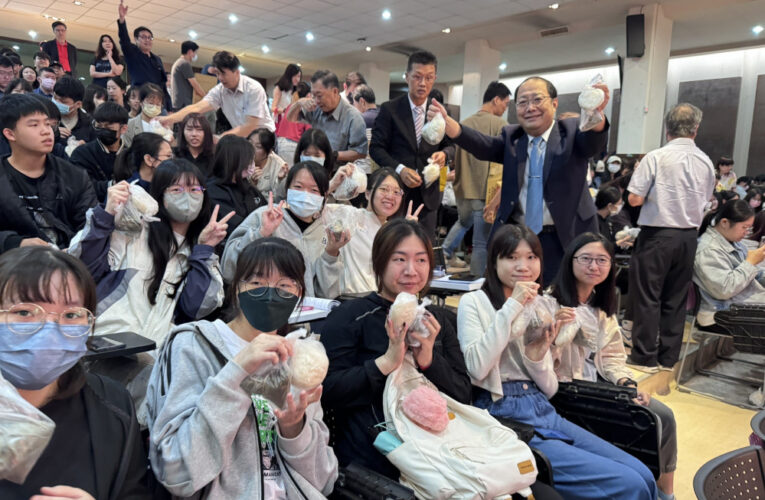 中華醫大聯手家長會辦包中祈福許願 贈包子粽子為學生集氣金榜題名