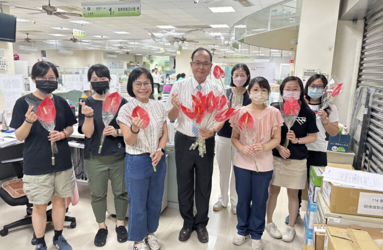 溫馨感恩的5月來臨，安平區蕭泰華區長親送火鶴花祝大家母親節快樂
