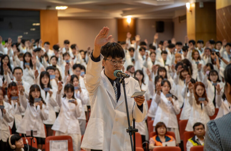 嘉藥溫馨舉行藥師授袍典禮 白袍加身責任啟航