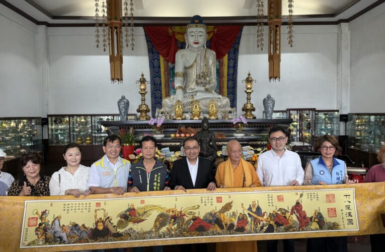 佛誕日祈福　侯友宜參拜汐止寺廟　贈「萬德莊嚴」表敬意